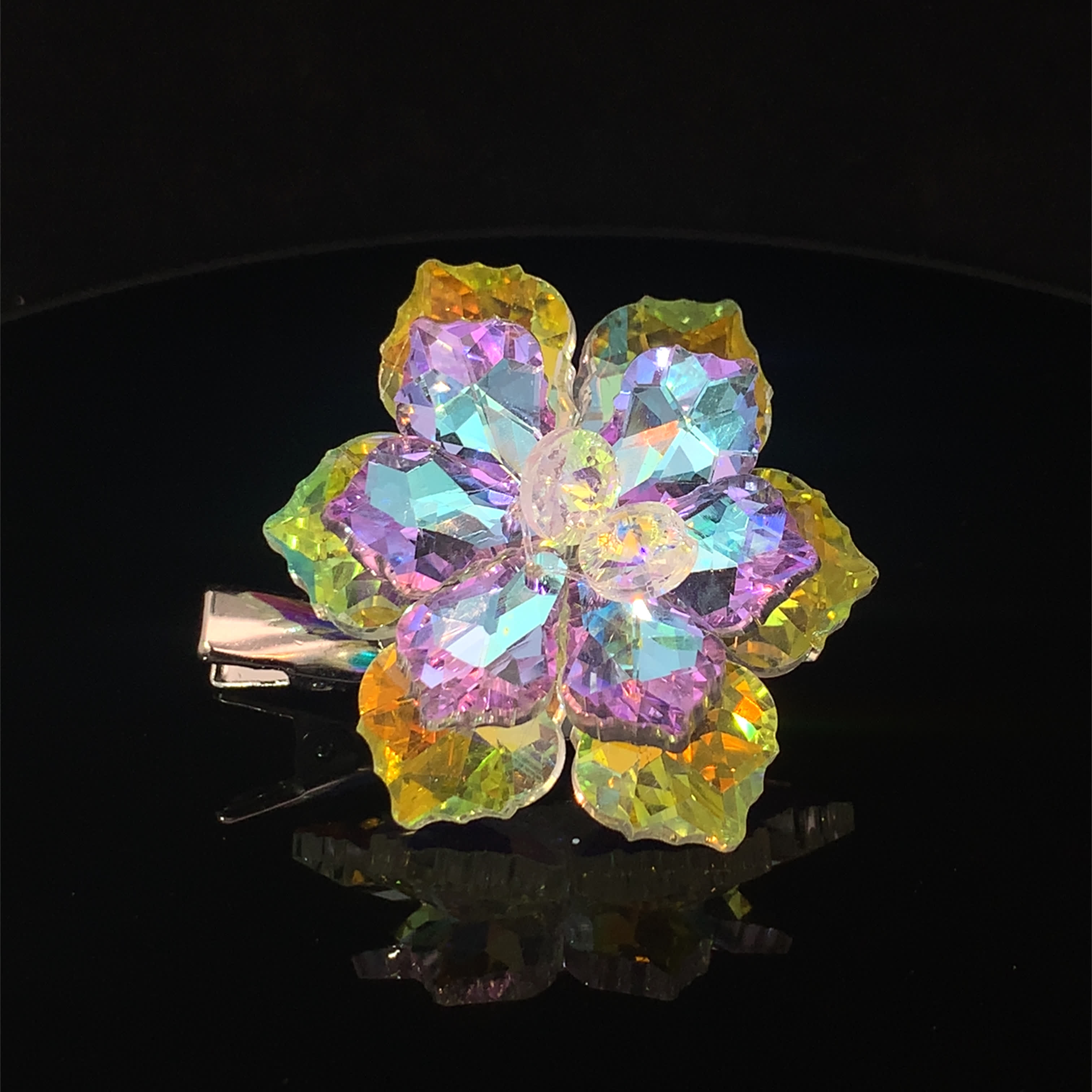 Kryształowa broszka z motywem kwiatowym w oprawie ze złoconej stali