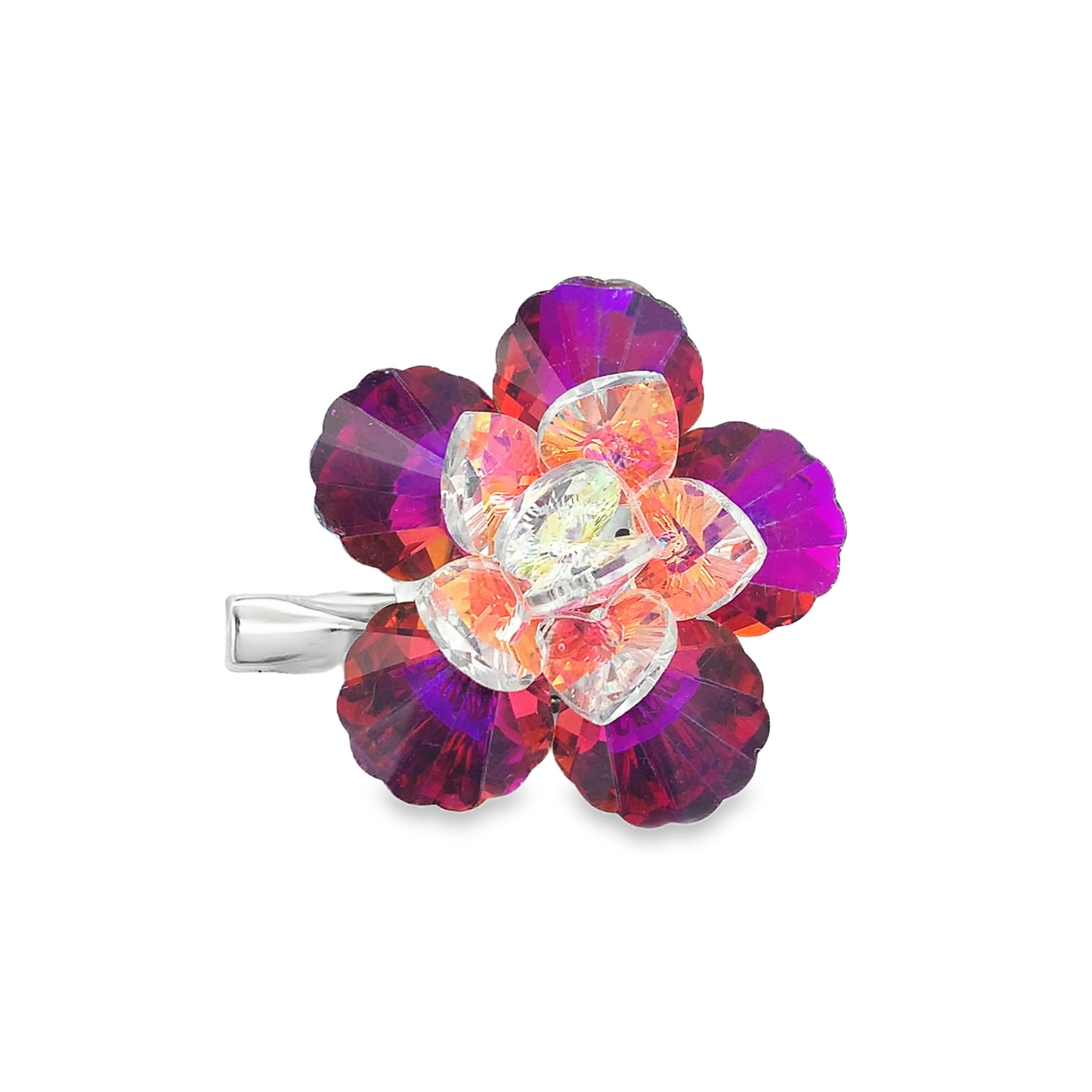 Pierścionek z fioletowym kamieniem i otoczką z mniejszych kamieni