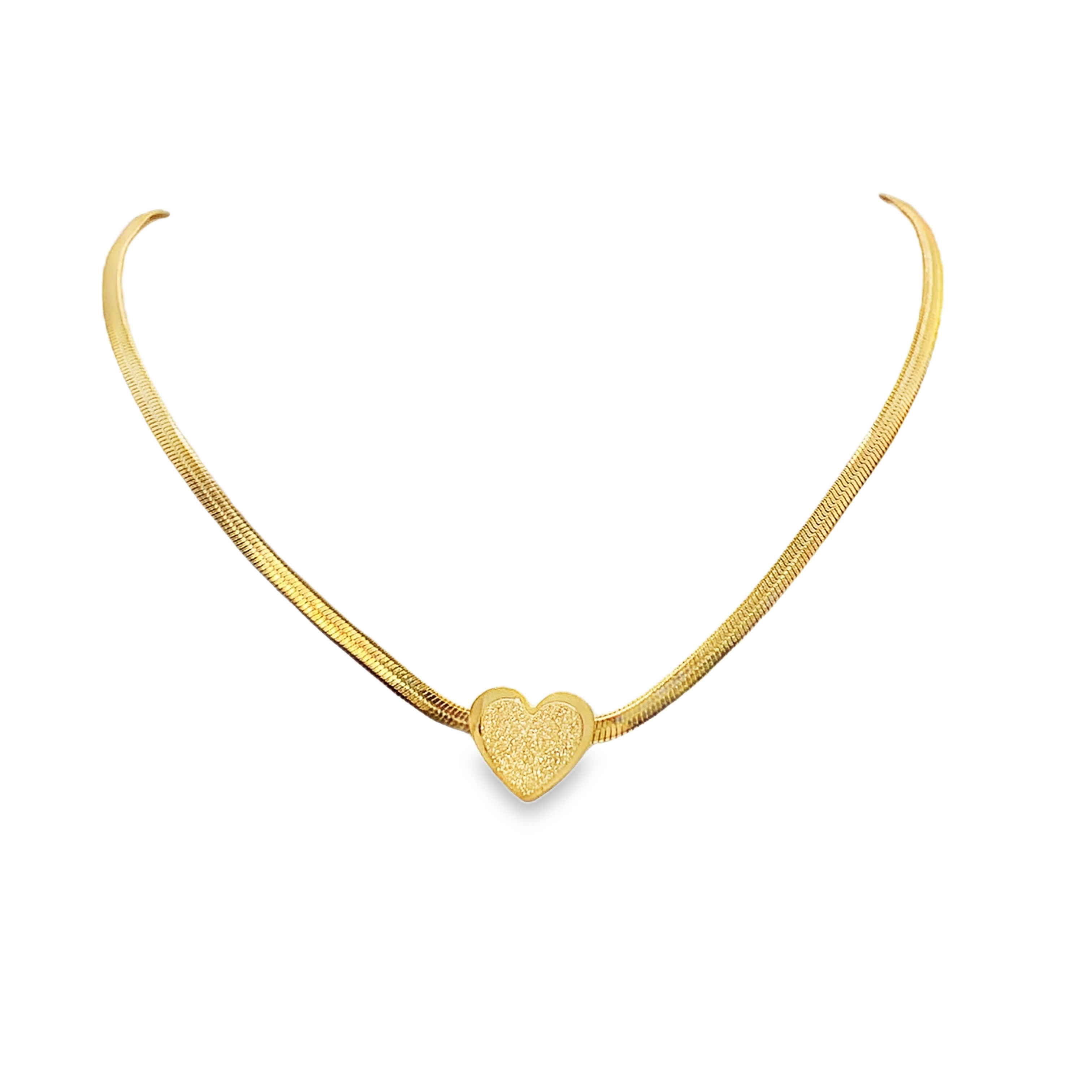 Złocony naszyjnik typu „wężka” z wisiorkiem w kształcie serca