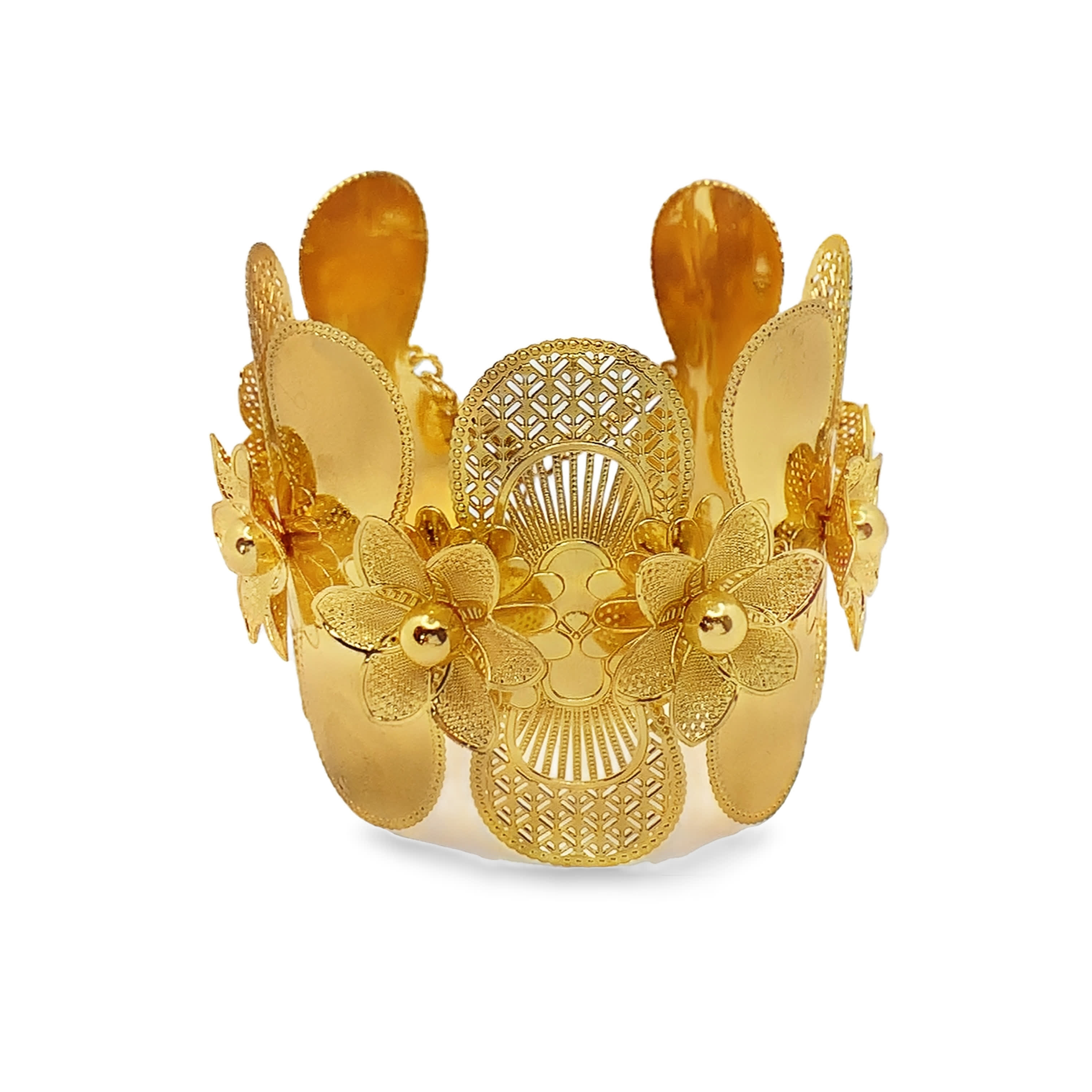 Szczegółowy zestaw filigranowych złoconych bransoletek