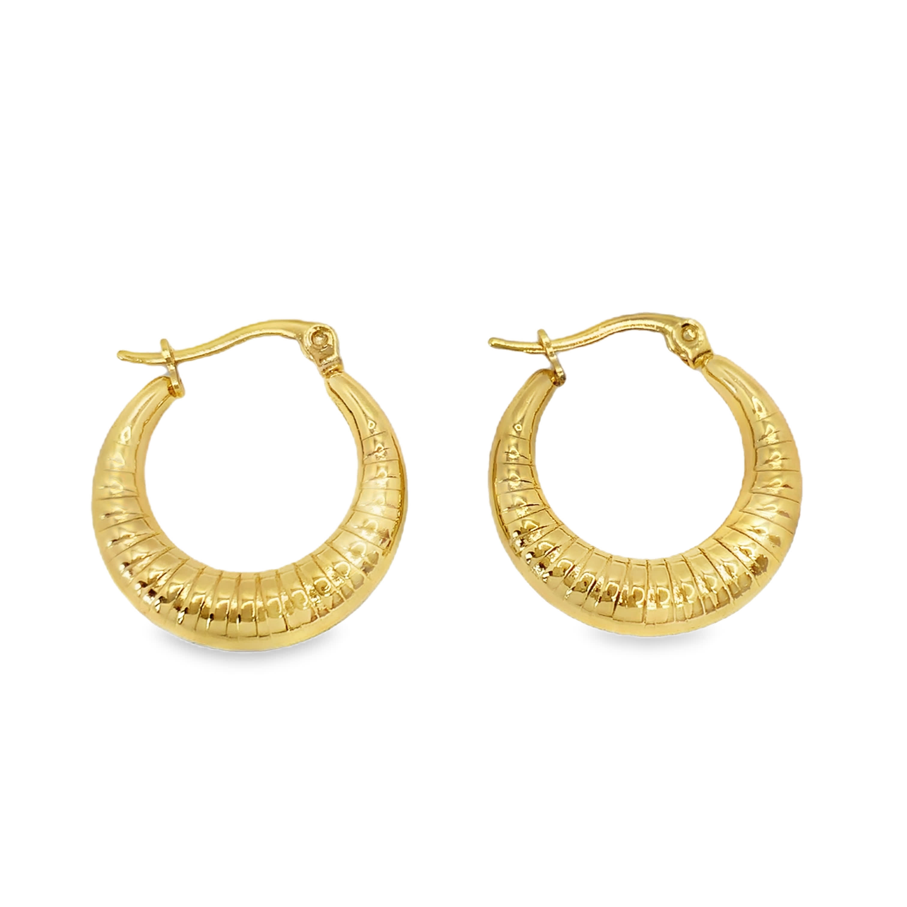 Klasyczne kolczyki koła ze złoconej stali o teksturowanej fakturze