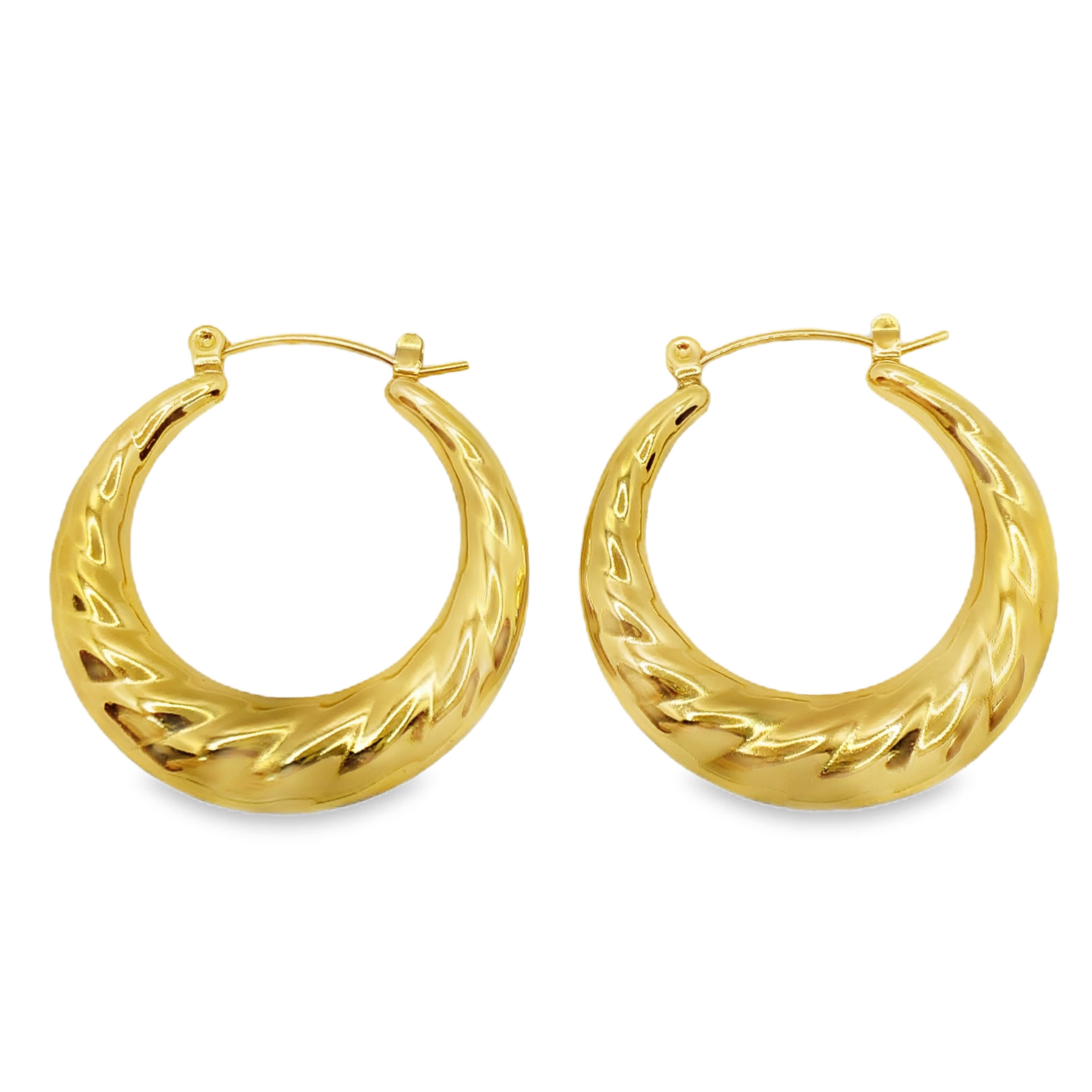 Klasyczne złocone kolczyki koła z teksturowanym wzorem