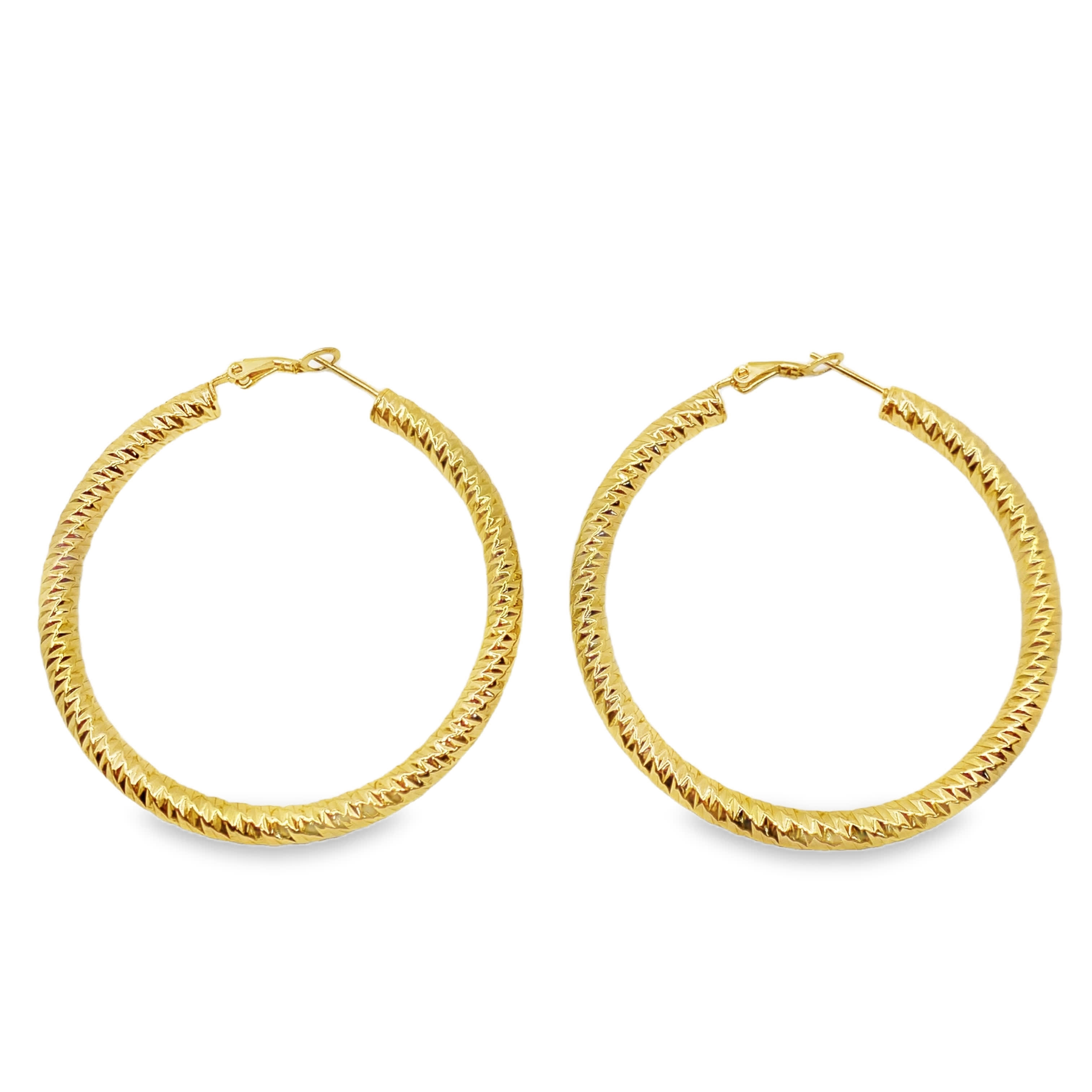 Teksturowane kolczyki koła ze złoconej stali