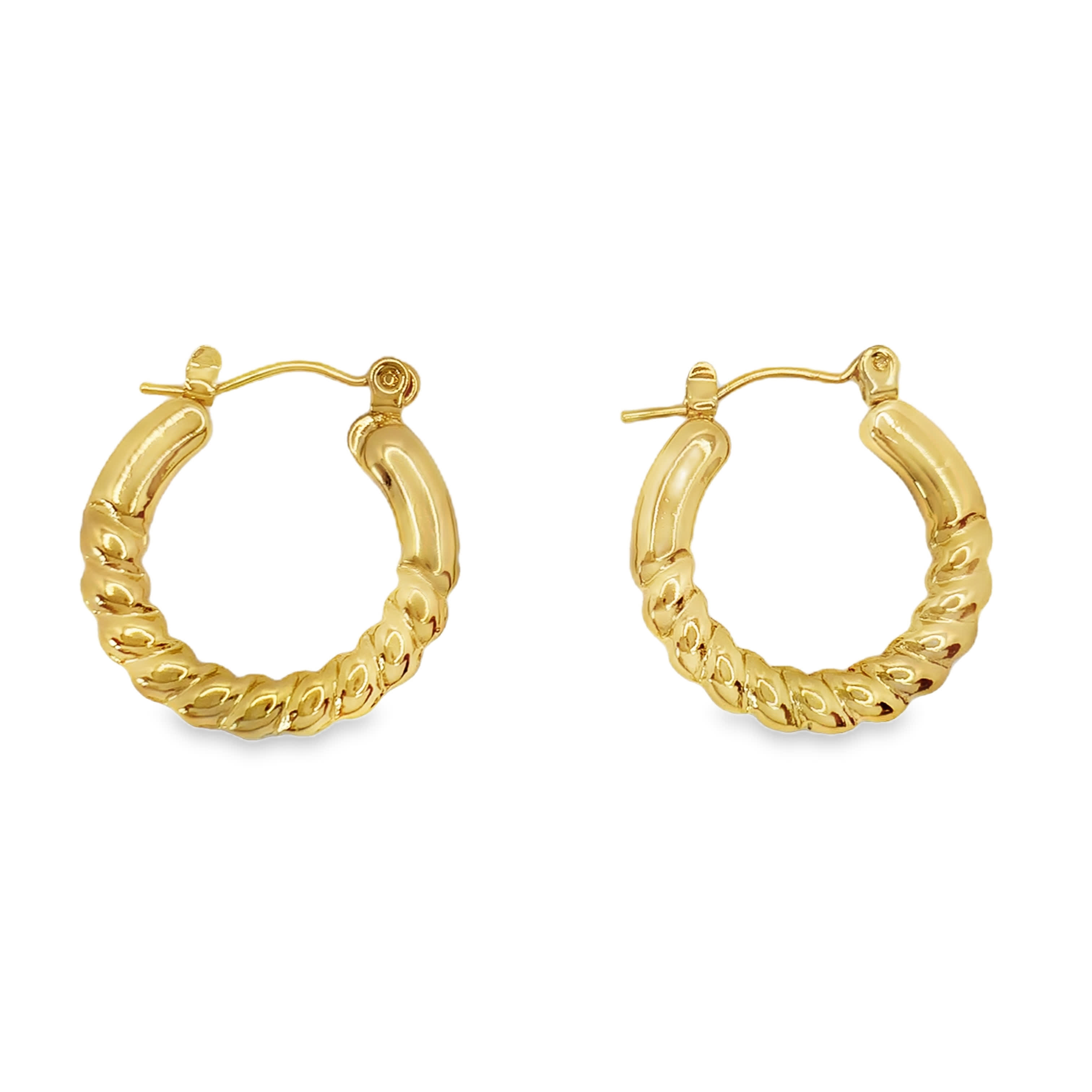 Klasyczne złocone kolczyki koła ze skręconymi kółkami