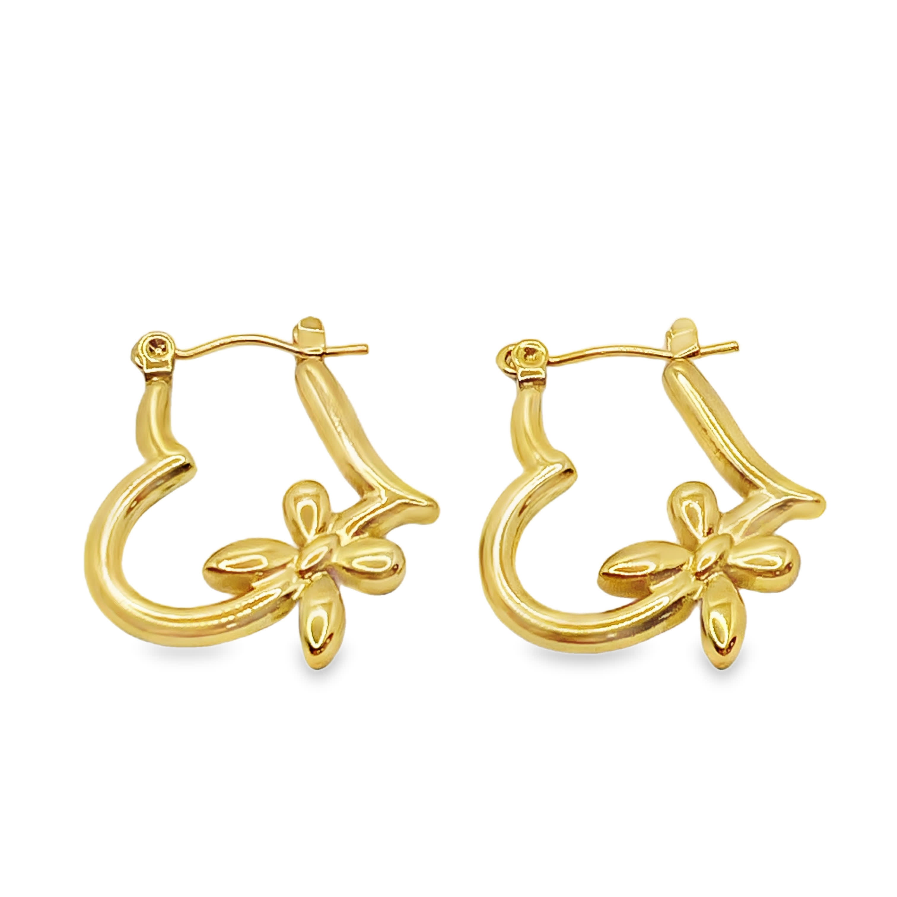 Złocone kolczyki koła z motywem serca i kwiatów