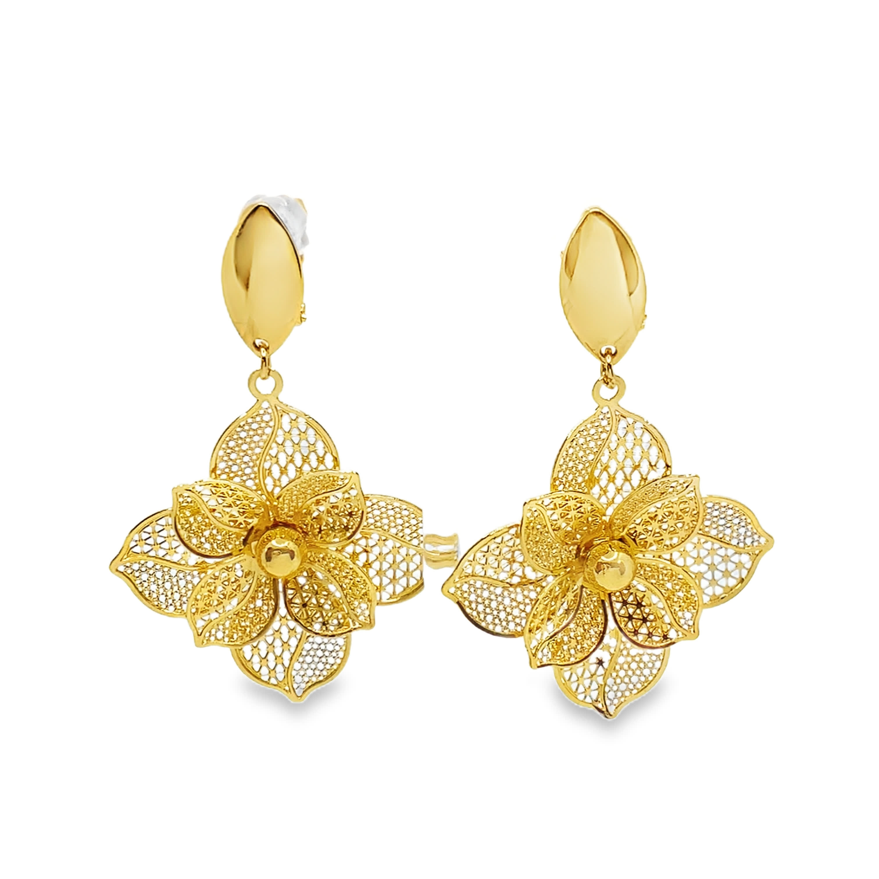 Złocone wiszące kolczyki z motywem kwiatowym i misternym wzorem