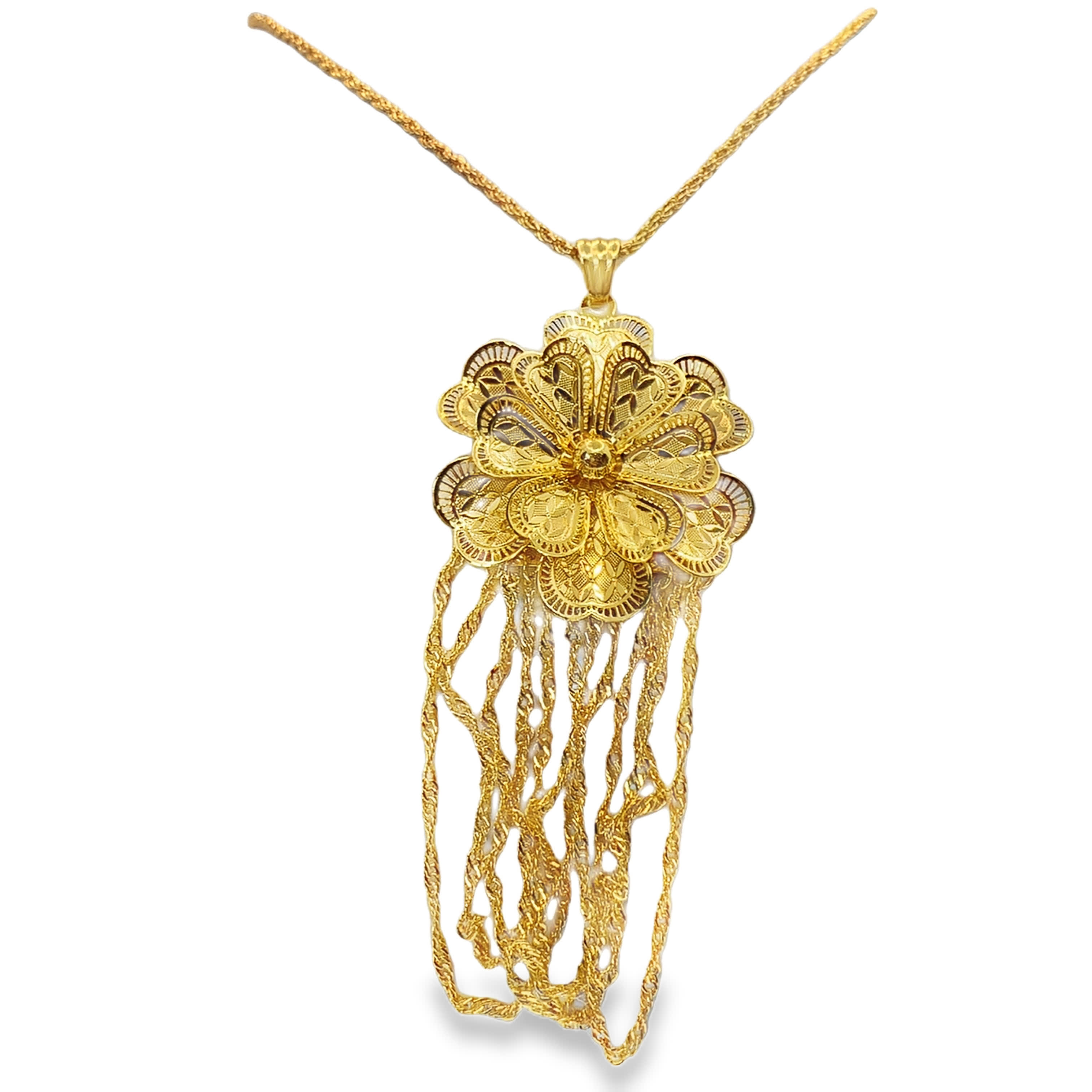 Złocony wisiorek z misternym wzorem kwiatowym