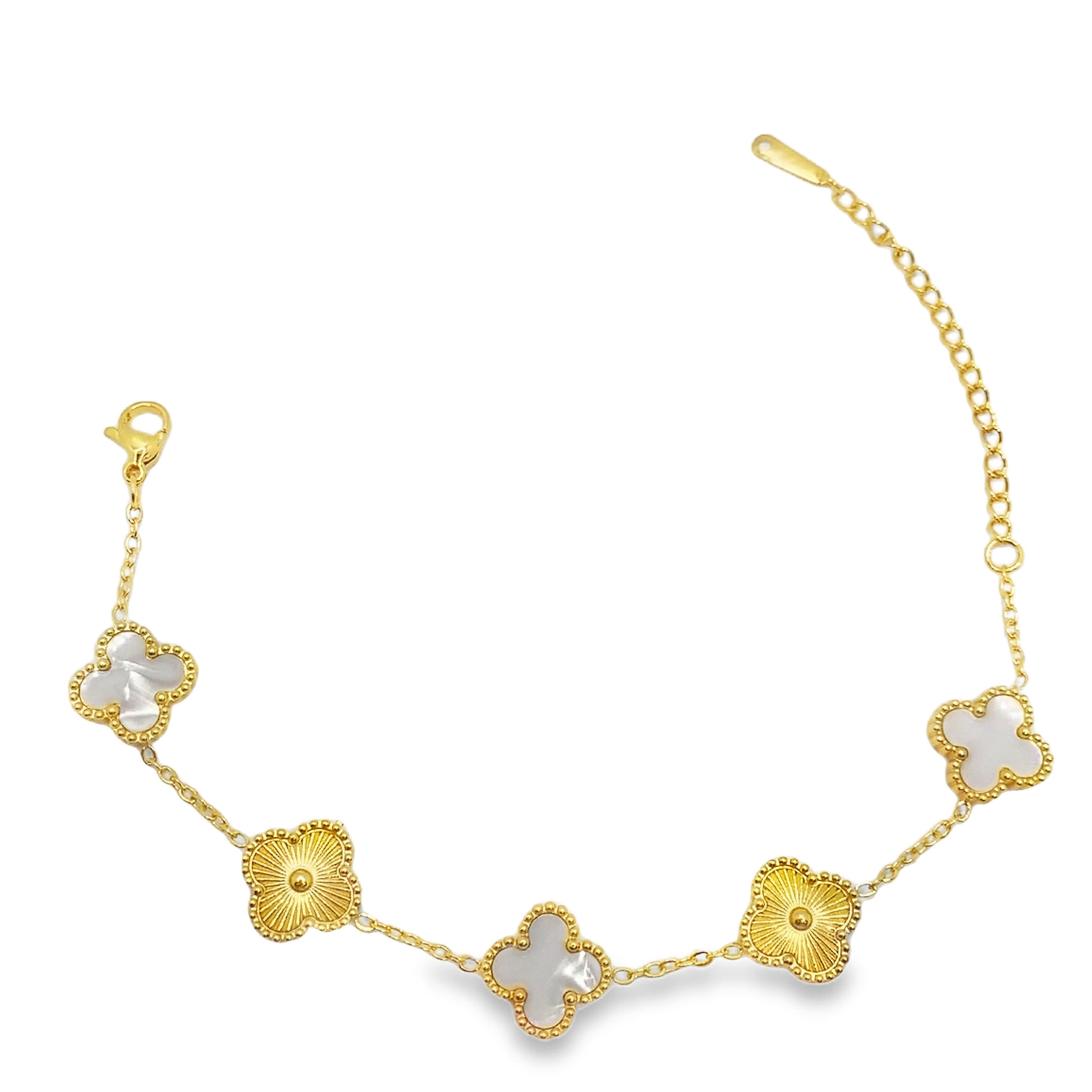 Bransoletka ze złoconej stali z koniczynką i perłowymi akcentami