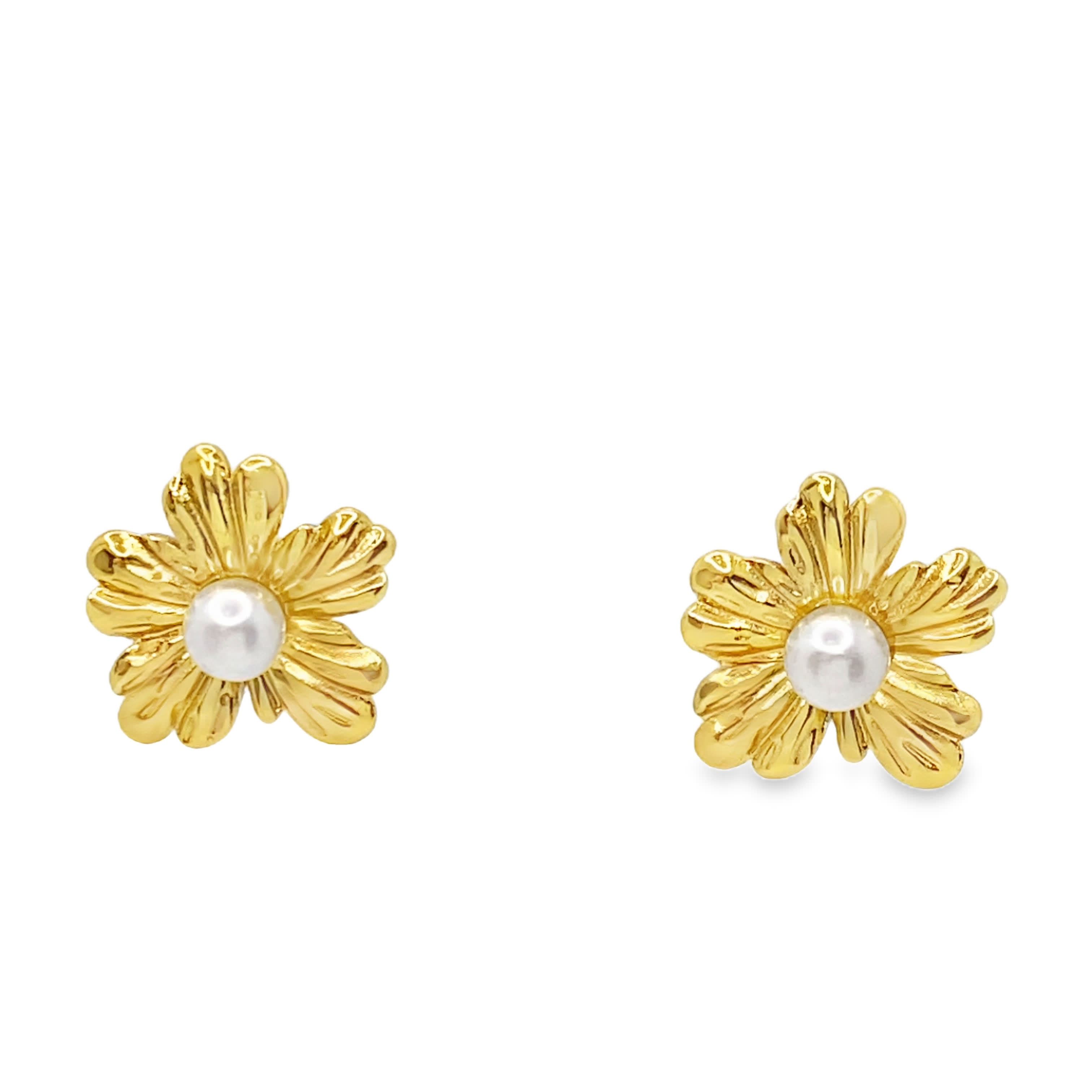 Złocone kolczyki z okrągłymi perłowymi centrami w kształcie kaboszonu