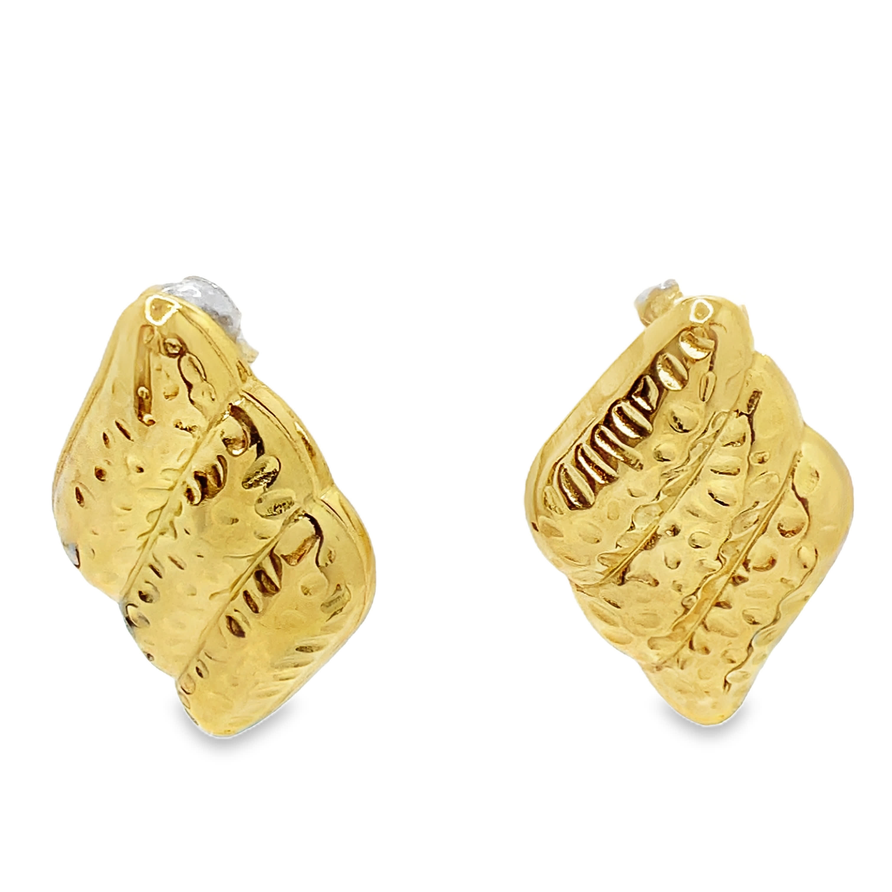 Teksturowane złocone kolczyki na klipsy