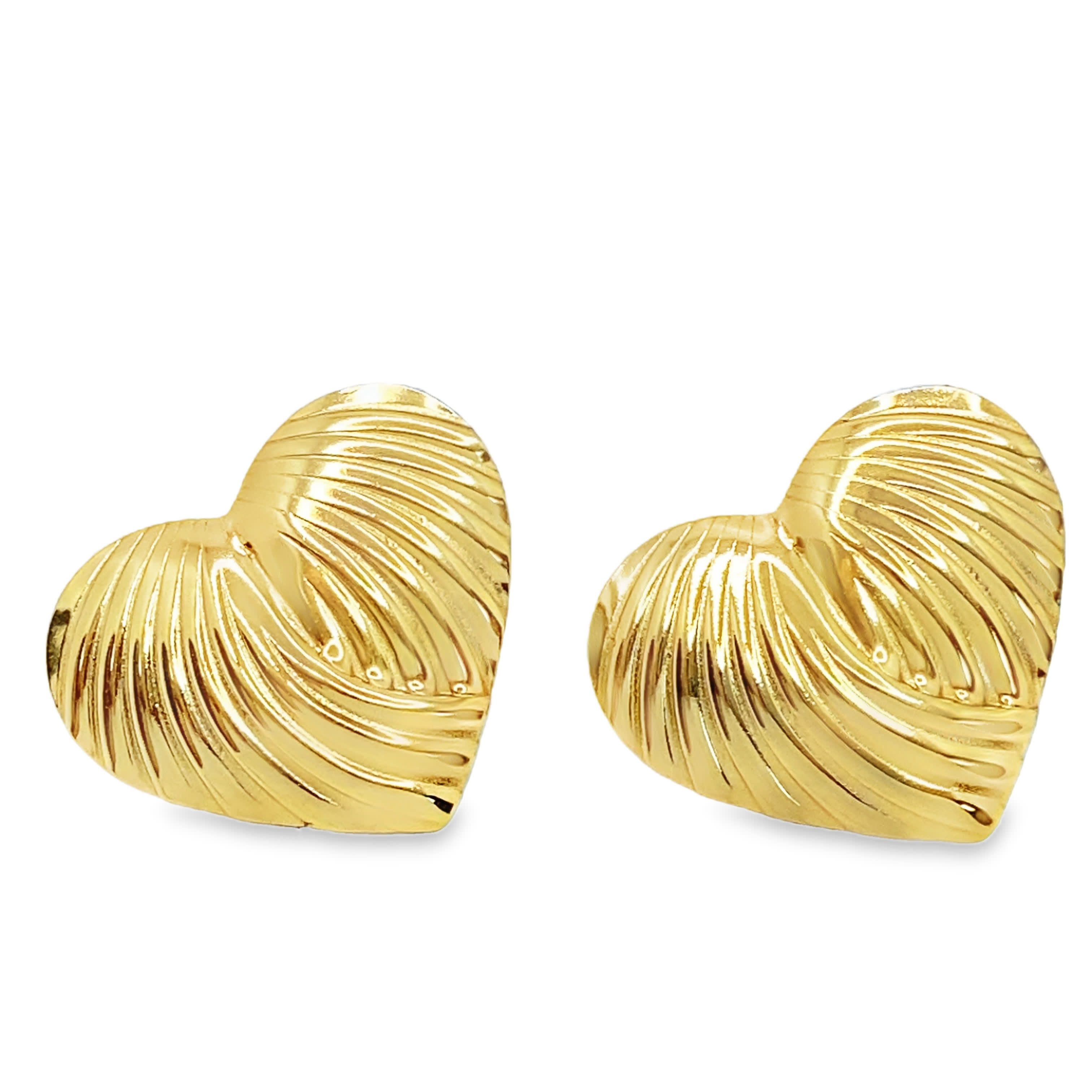 Złocone kolczyki w kształcie serca z teksturowanym wykończeniem