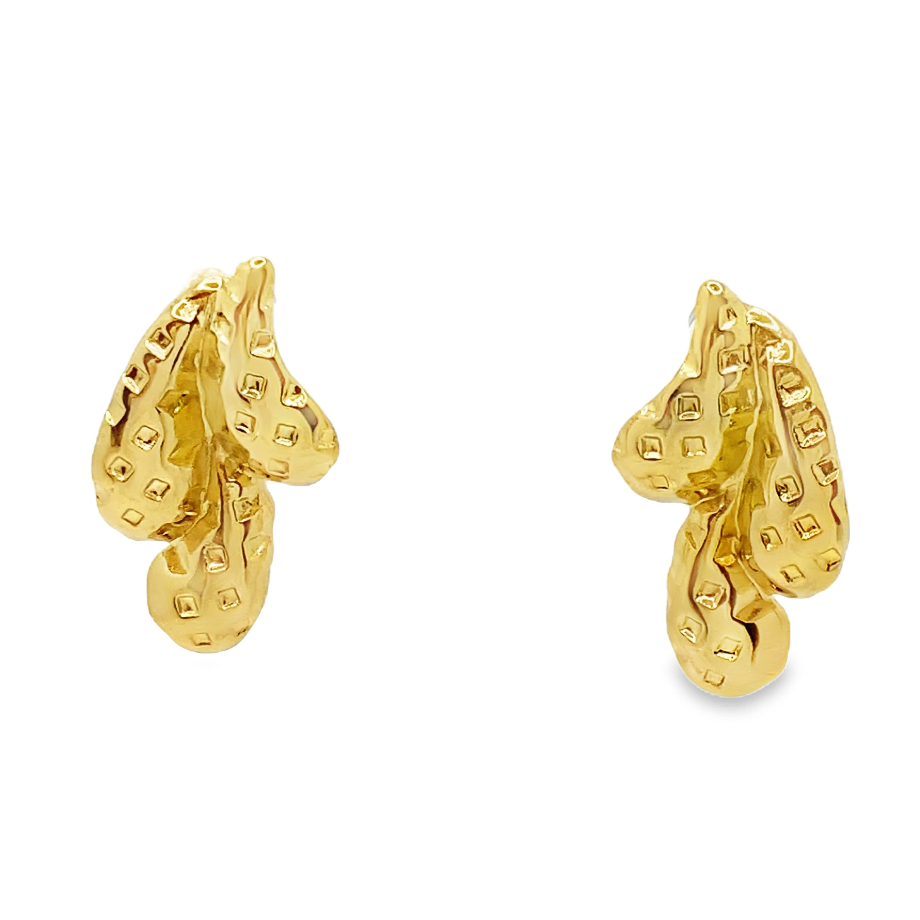 Teksturowane złocone kolczyki – współczesny design