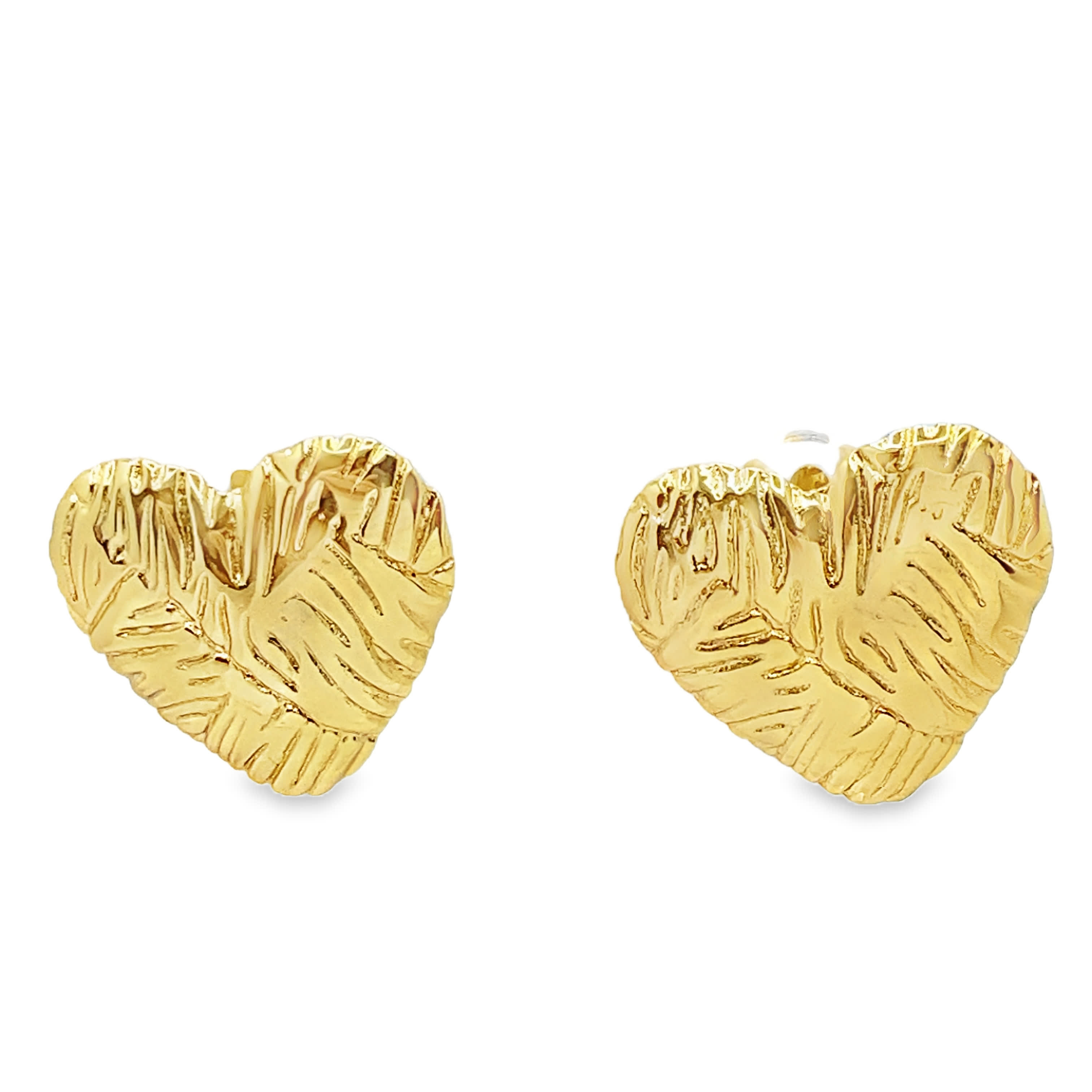 Złocone kolczyki w kształcie serca z teksturowanymi detalami