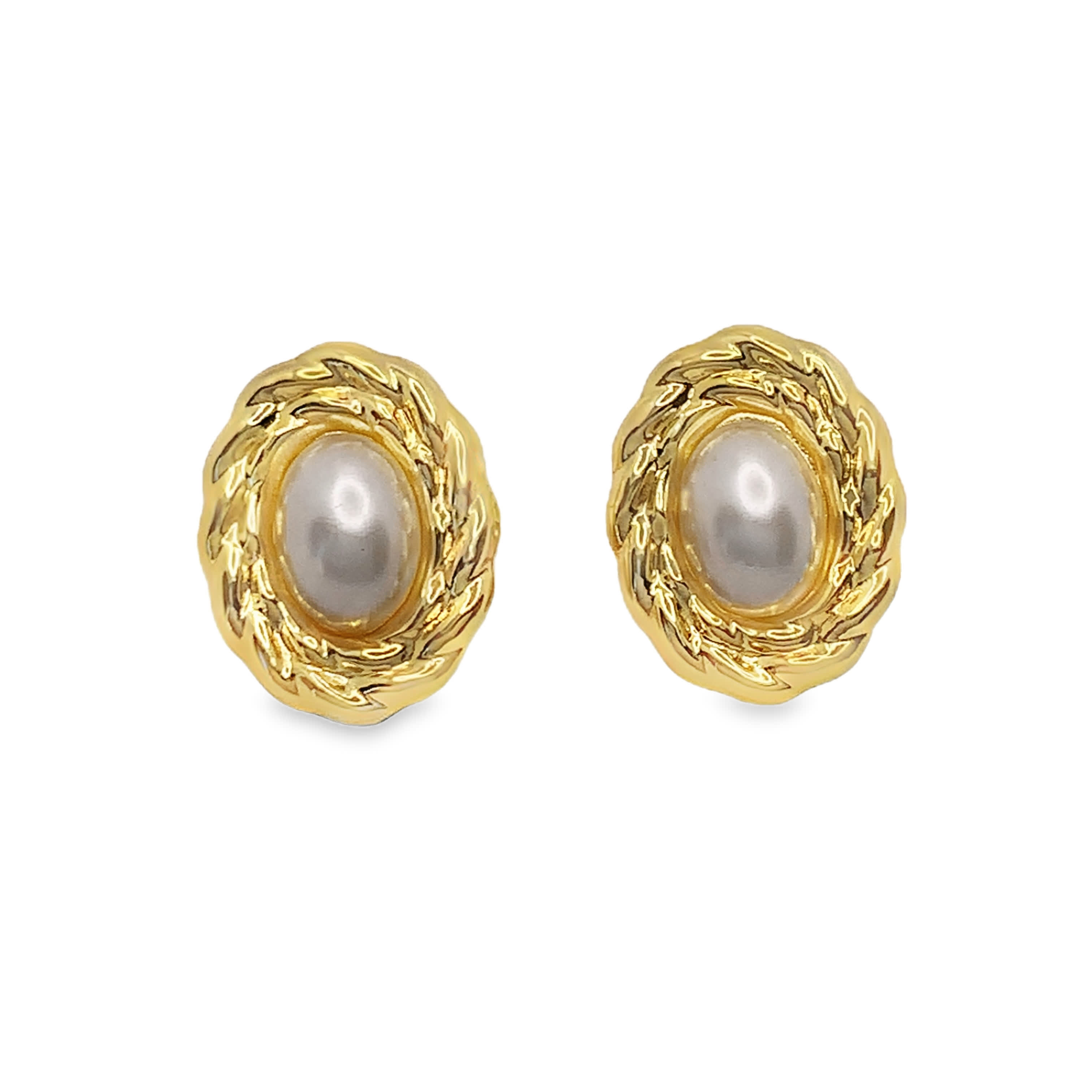 Złocone kolczyki z perłowymi akcentami w kształcie kaboszonu