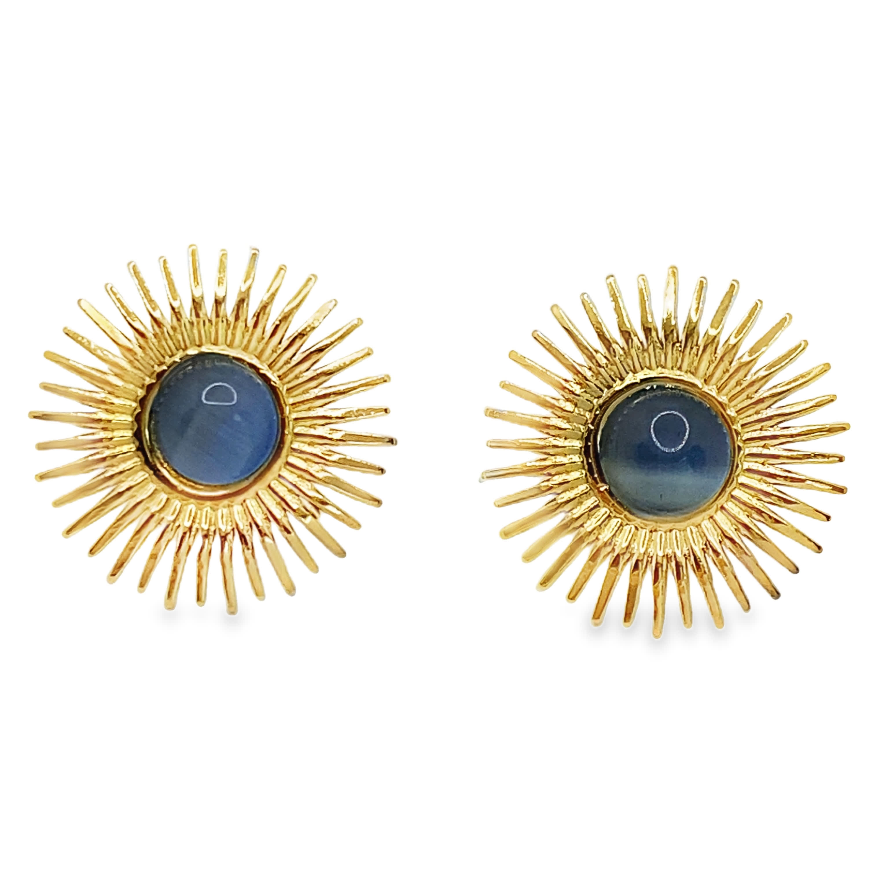 Złocone kolczyki z kaboszonami z niebieskiego kamienia księżycowego