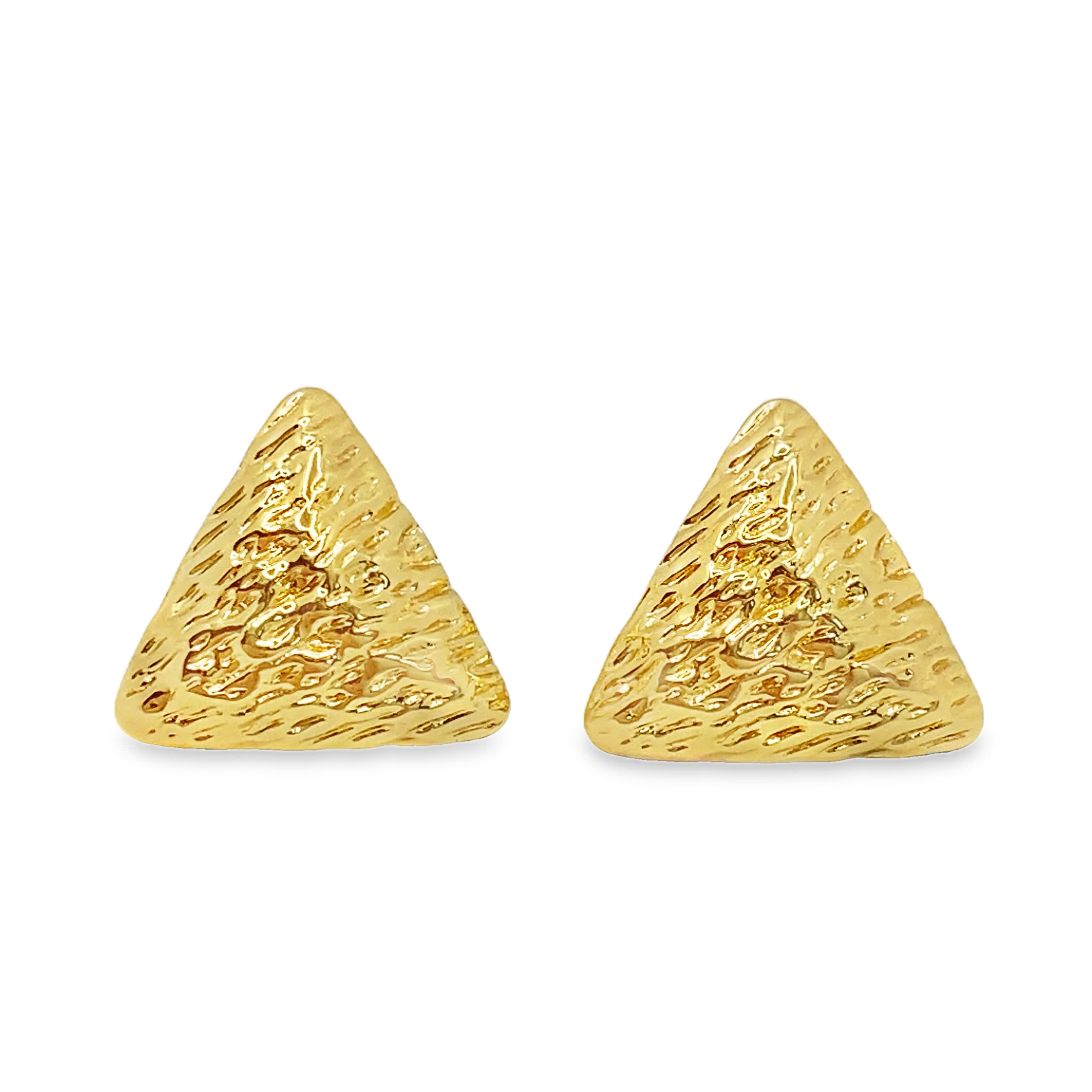Złocone kolczyki w kształcie trójkąta z młotkowanego złocona
