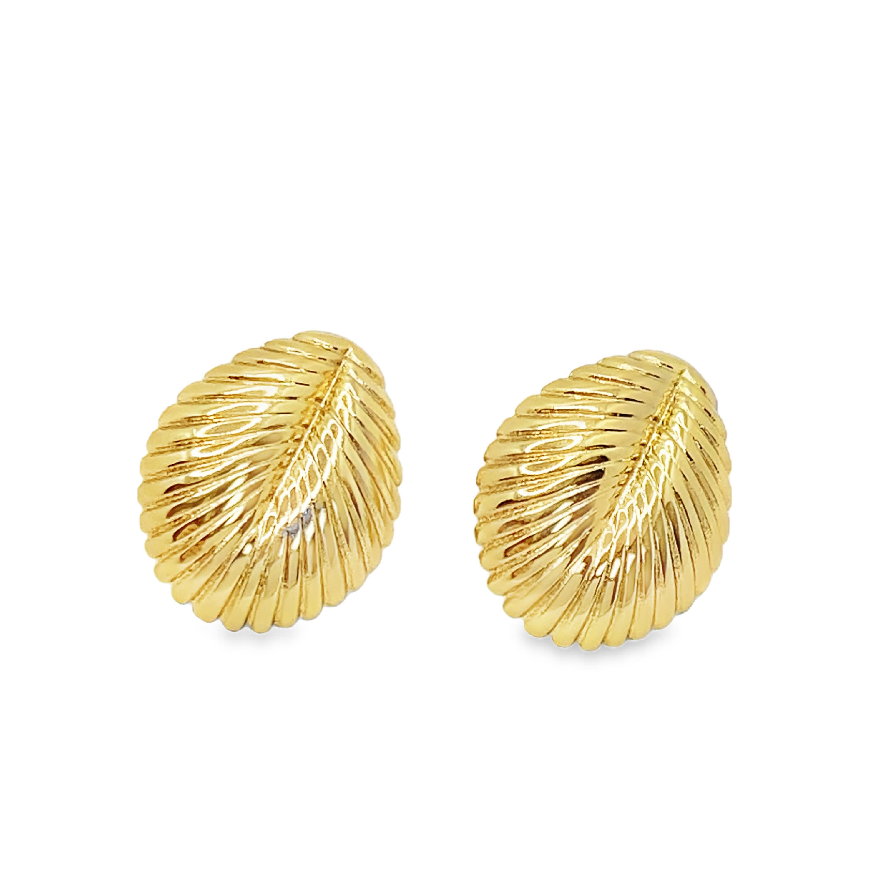 Klasyczne złocone kolczyki z teksturą