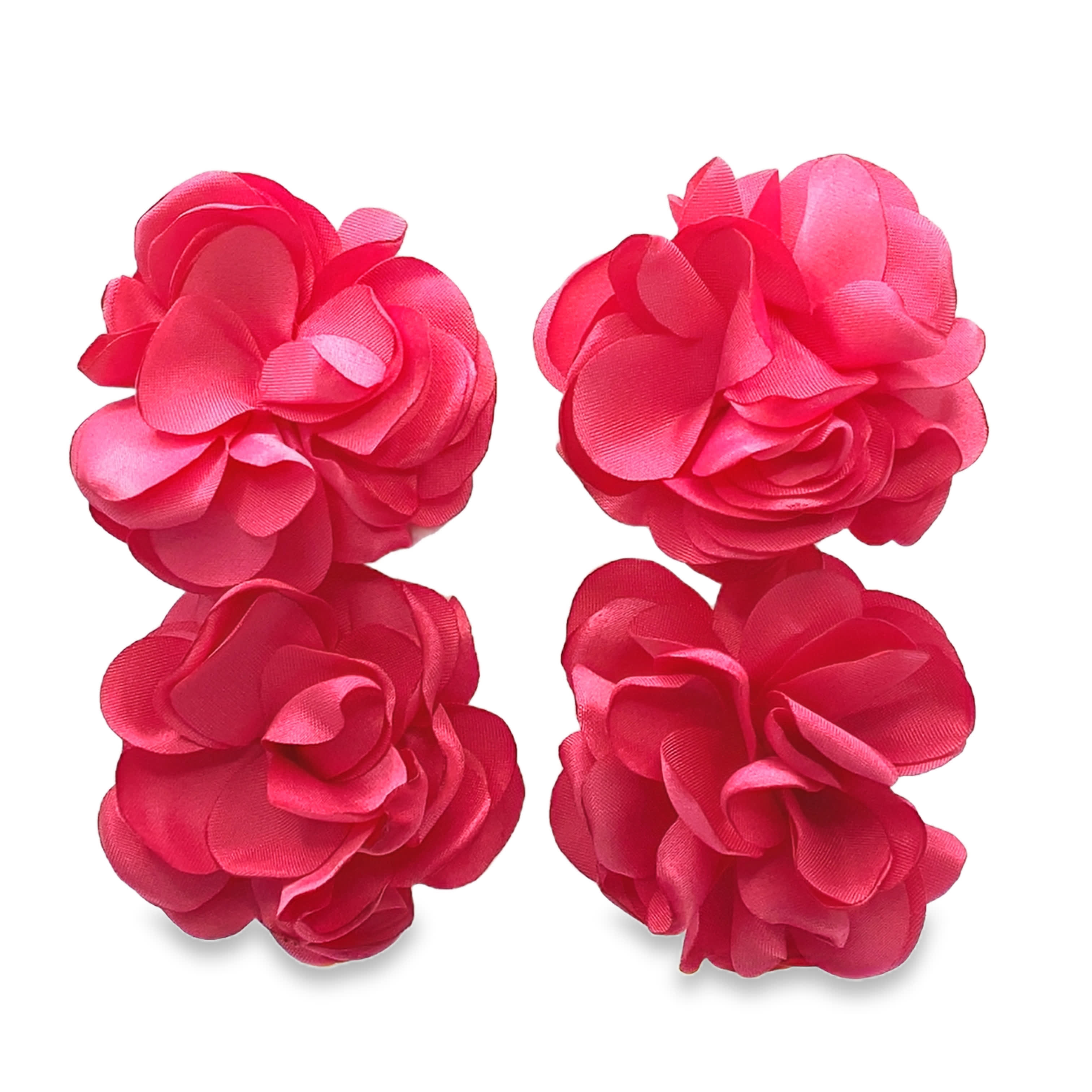Zestaw czterech broszek z materiału w kształcie róży w kolorze różowym