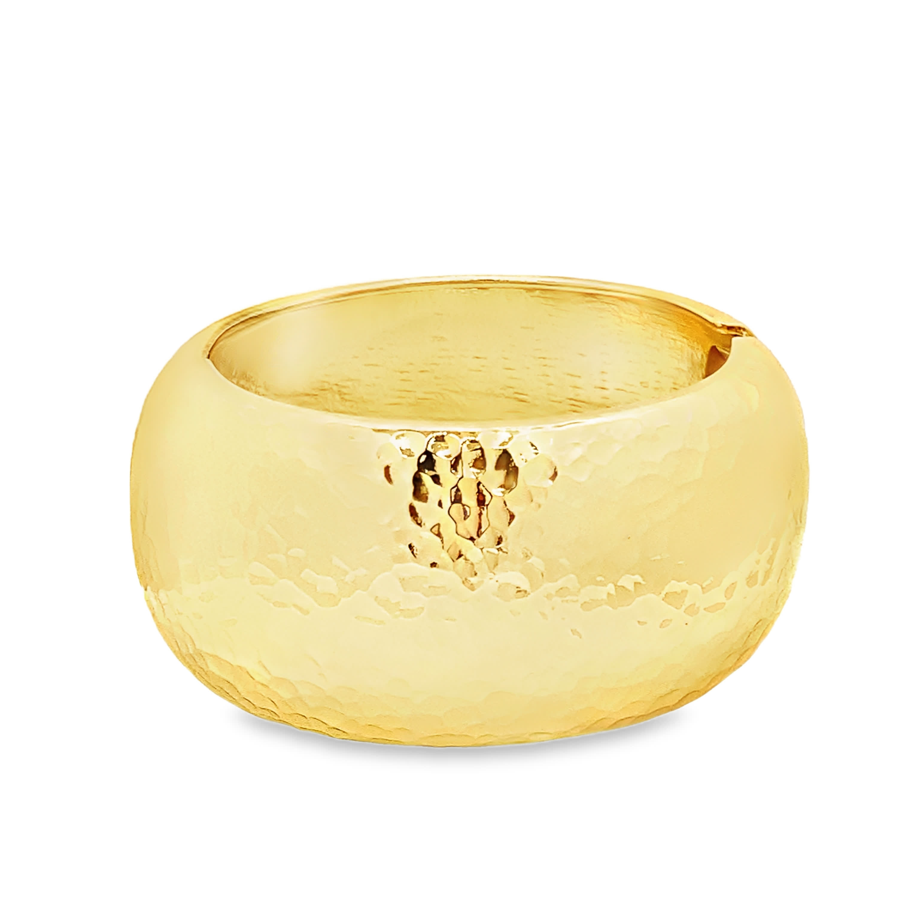 Teksturowana, młotkowana bransoletka w kolorze żółtego złota