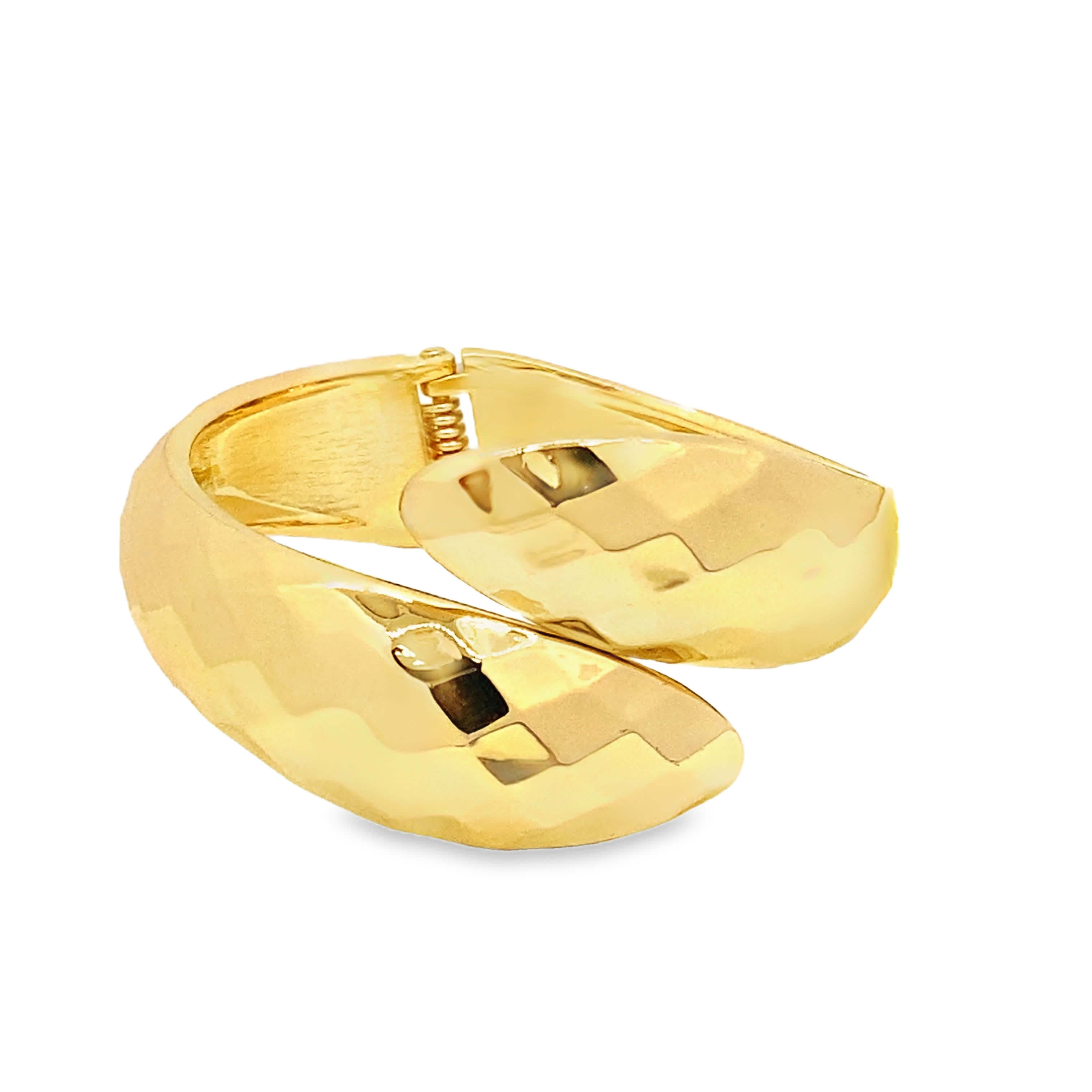 Bransoletka w kolorze żółtego złota z fakturą młotkowaną