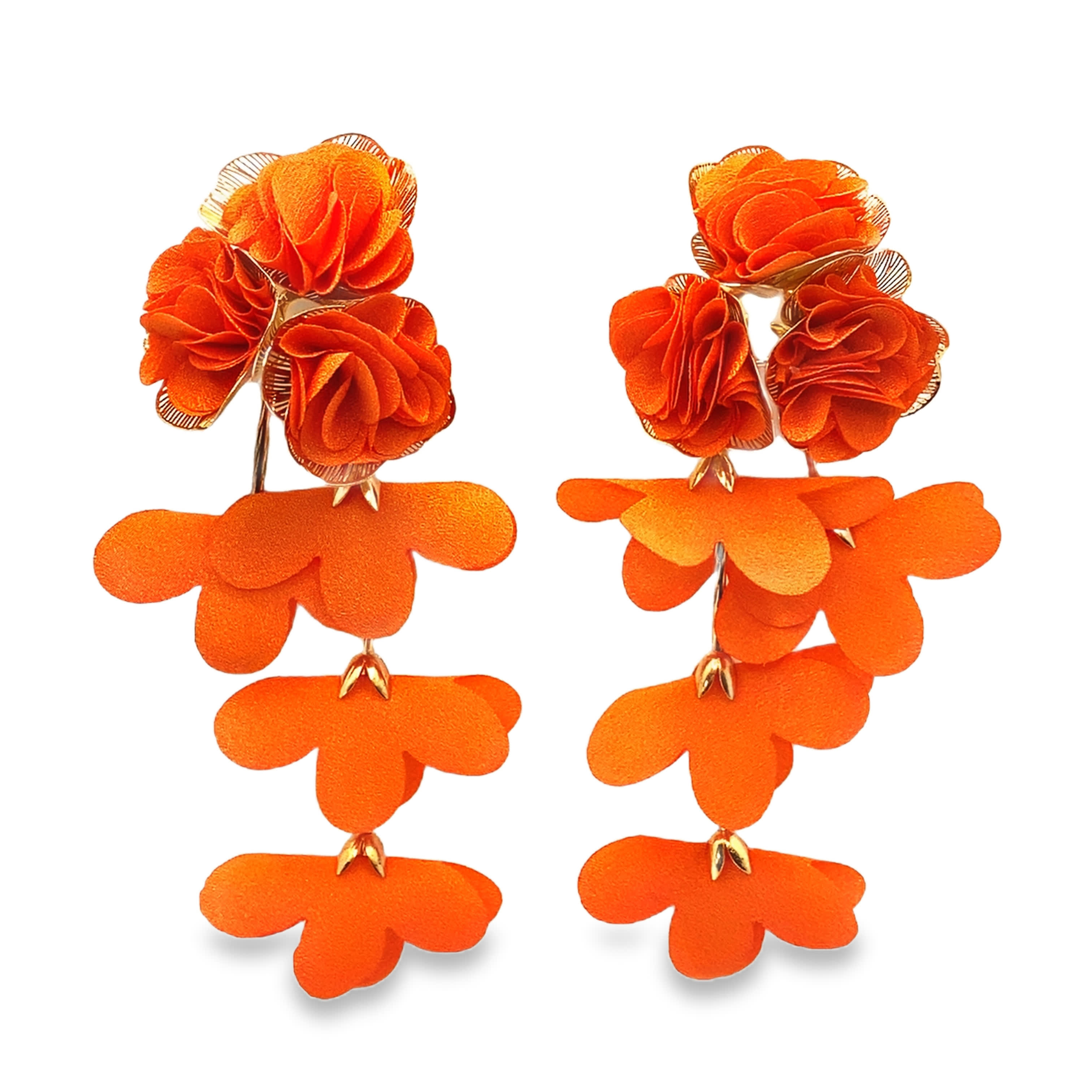 Żywe, kwiatowe kolczyki z wiszącą kaskadą w wykończeniu w kolorze żółtego złota