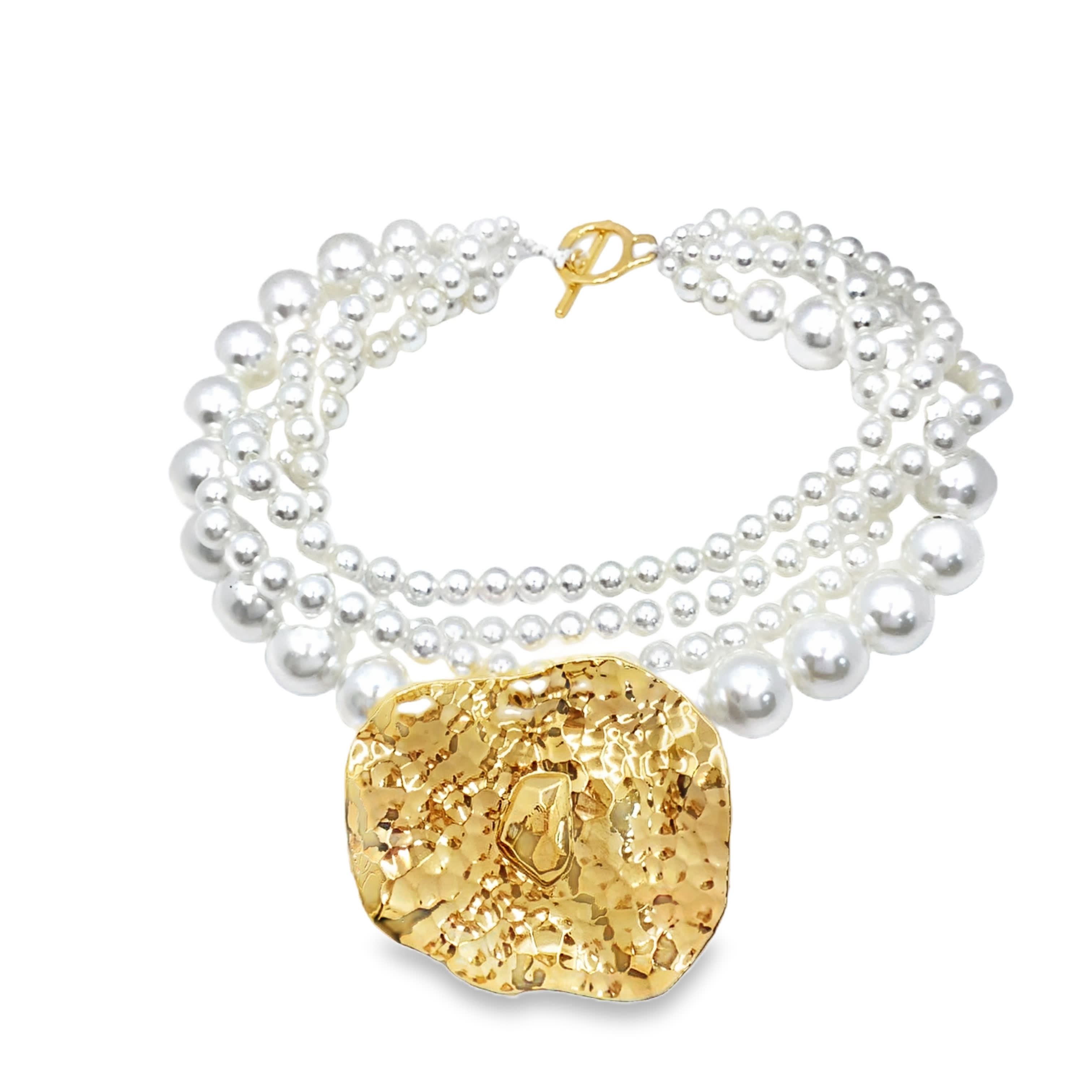 Naszyjnik z potrójnych pereł ze złotym wisiorkiem