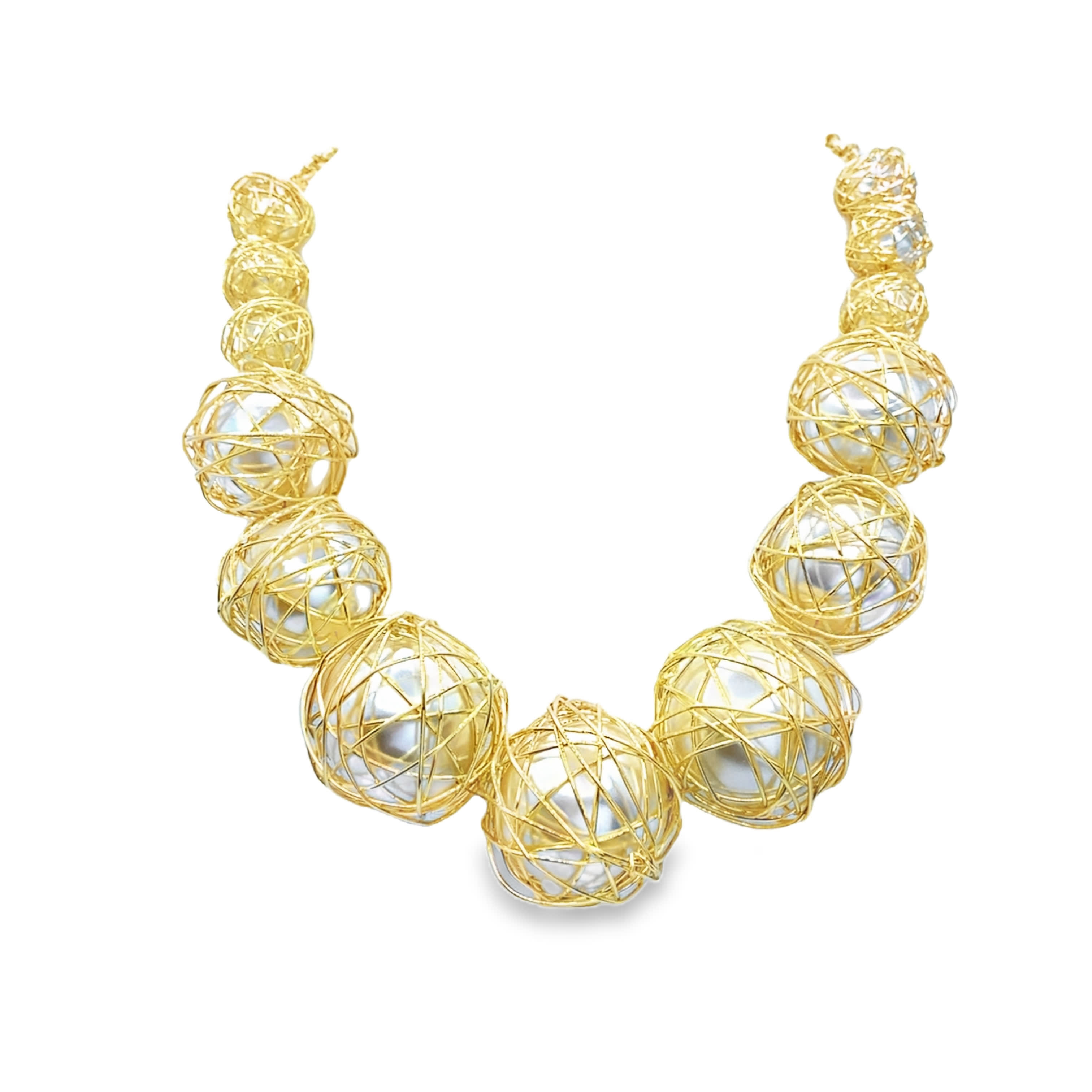 Naszyjnik w kolorze żółtego złota i pereł owinięty drutem