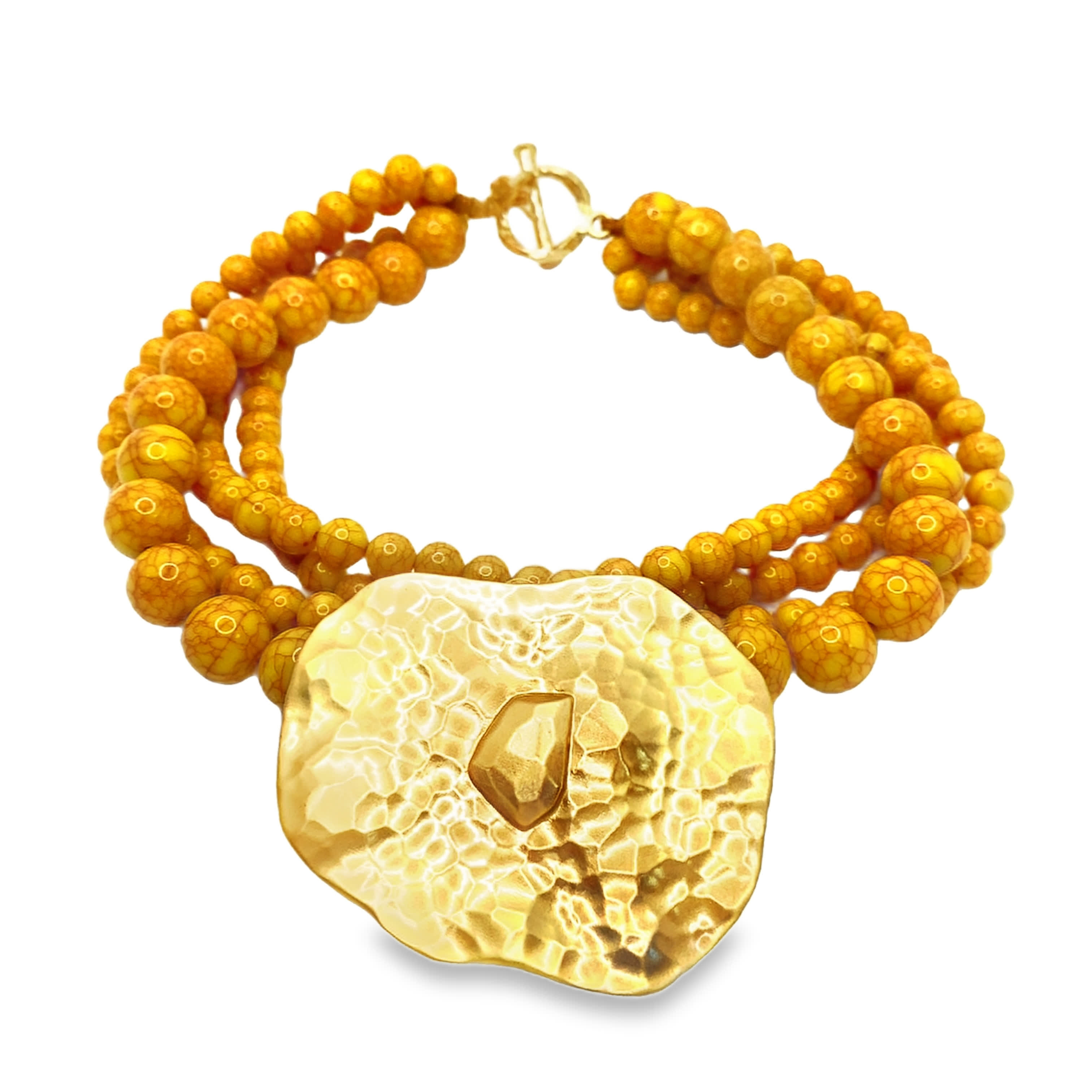 Naszyjnik z bursztynowych koralików z młotkowanym złotym wisiorkiem