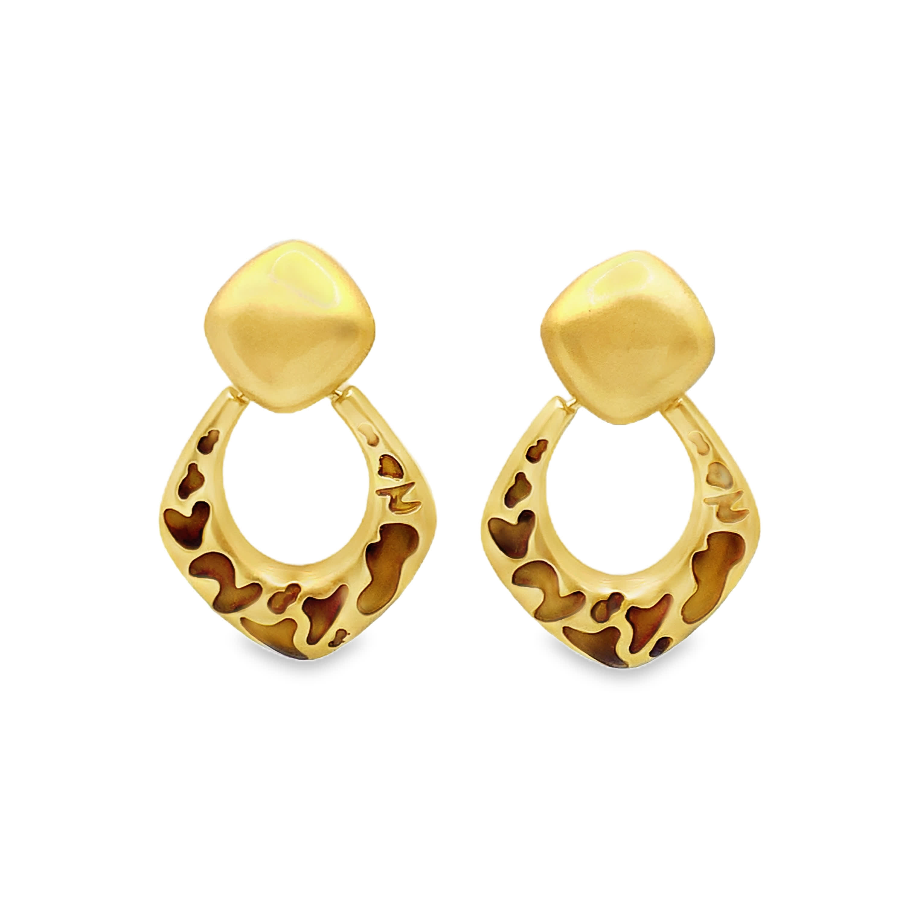 Geometryczne wiszące kolczyki w kolorze żółtego złota z akcentami zwierzęcymi