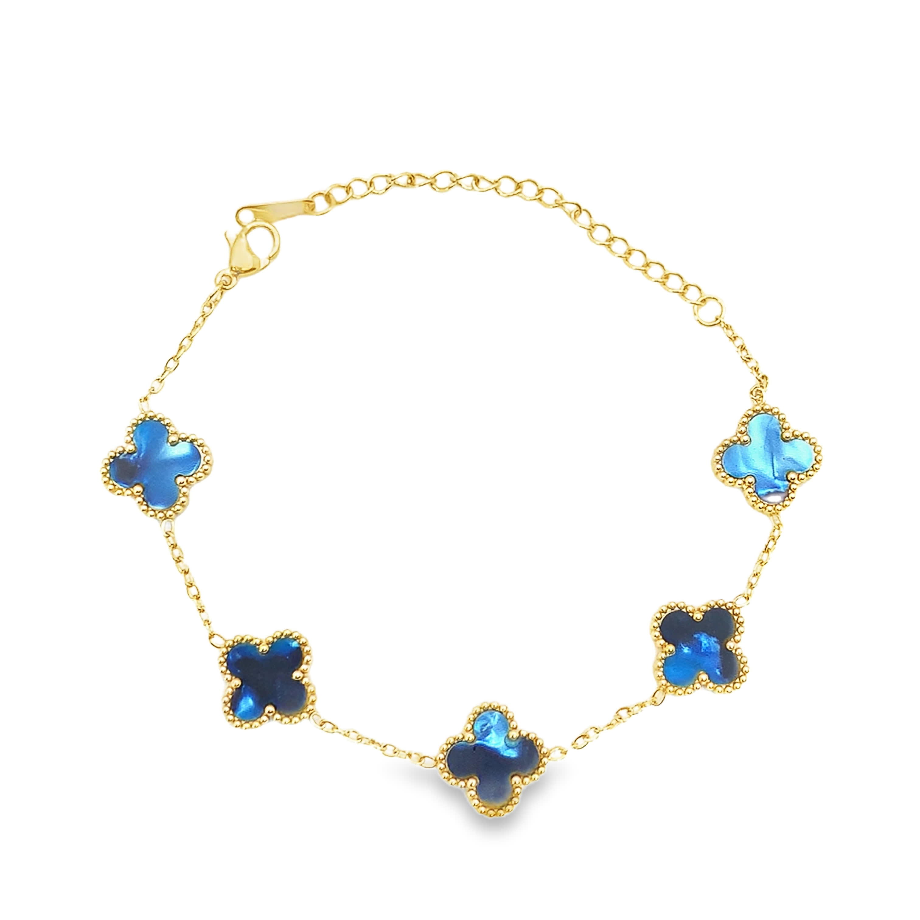 Bransoletka w kolorze żółtego złota z zawieszkami w kształcie koniczyny w kolorze niebieskim i opalowym