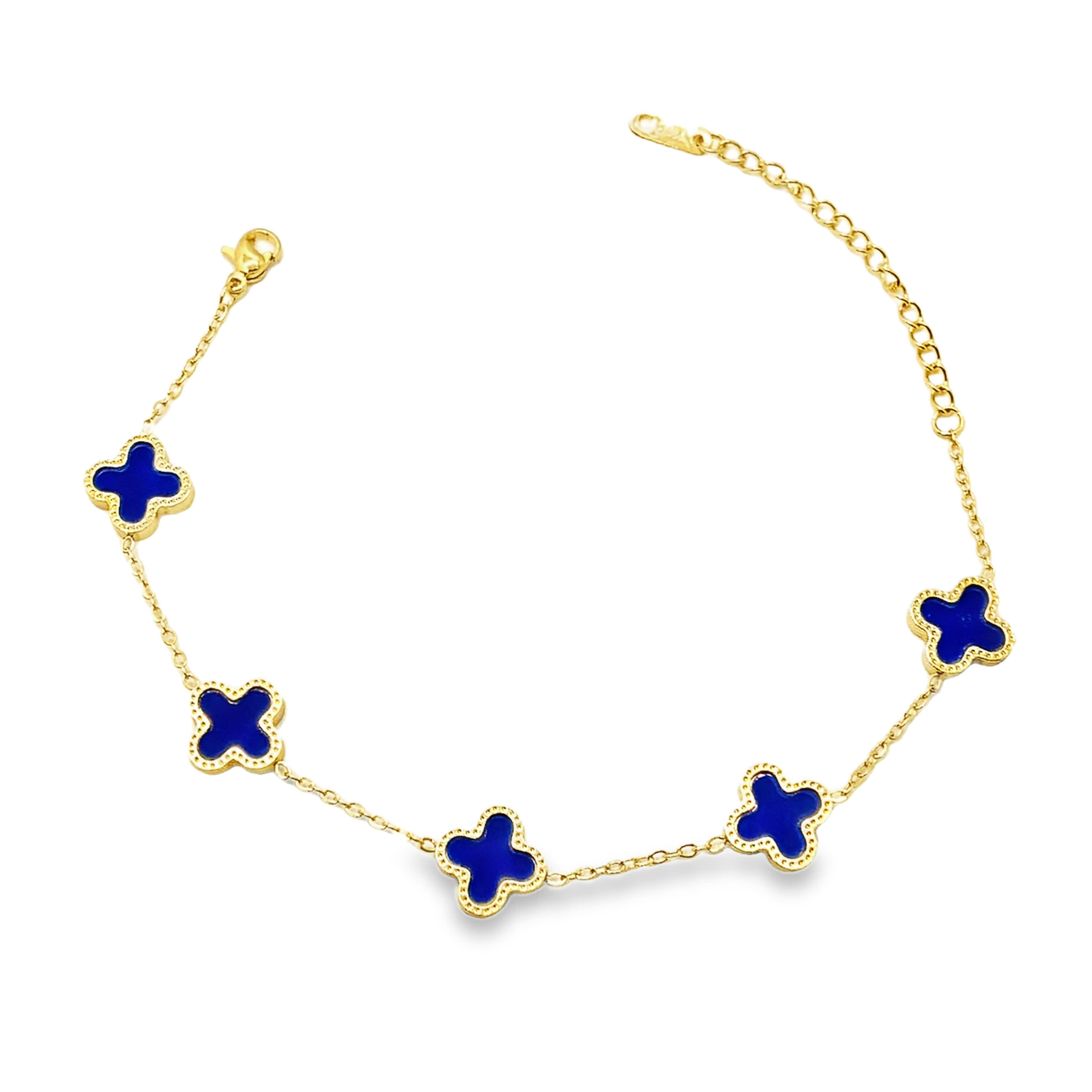 Delikatna bransoletka w kolorze żółtego złota z zawieszkami w kształcie koniczyny