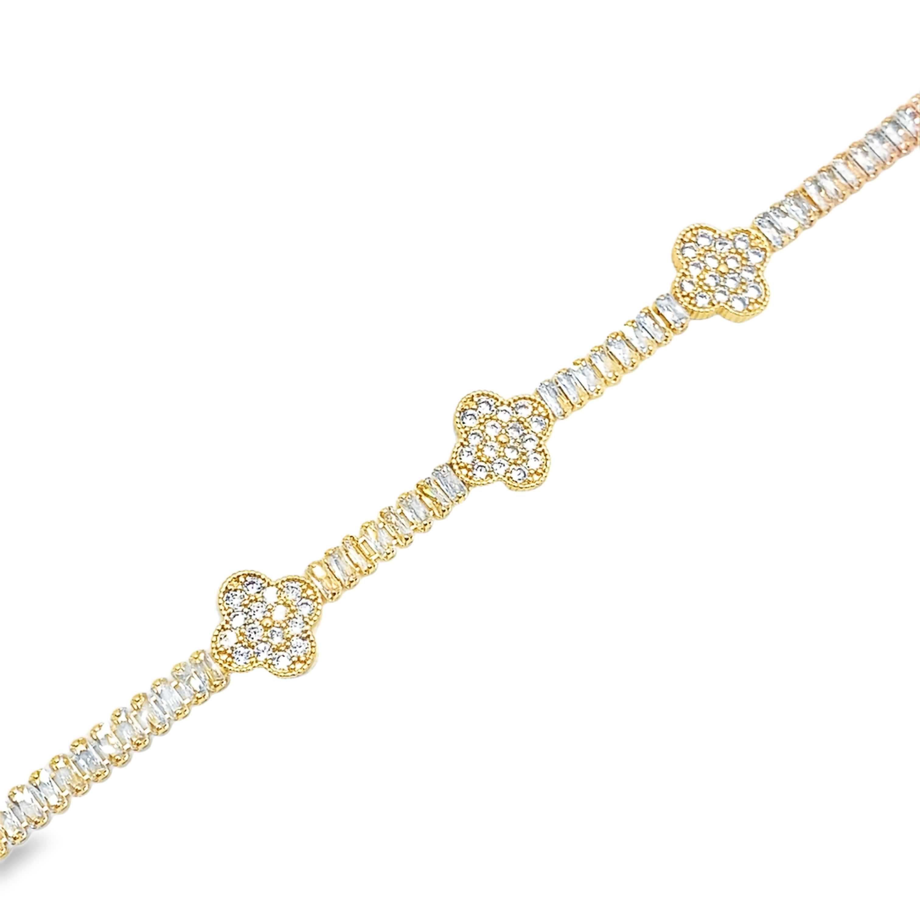 Bransoletka w kolorze żółtego złota z łańcuszkiem i diamentami o szlifie bagietkowym